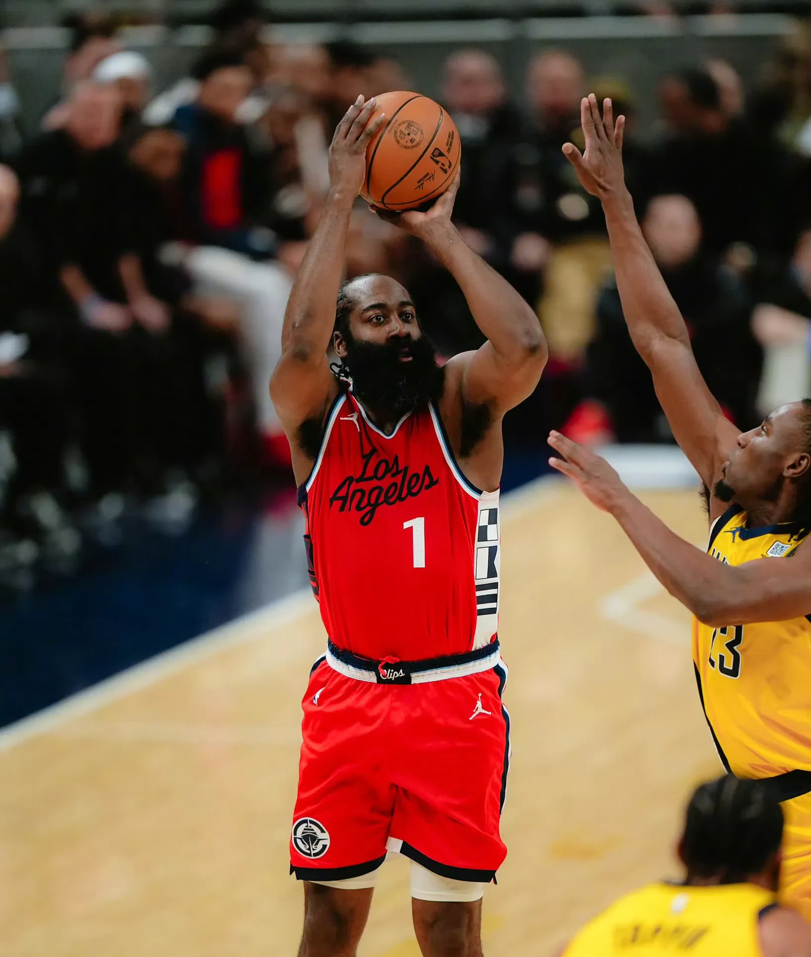 哈登在独行侠比赛中战术调整，惊险取胜引发热议！的简单介绍